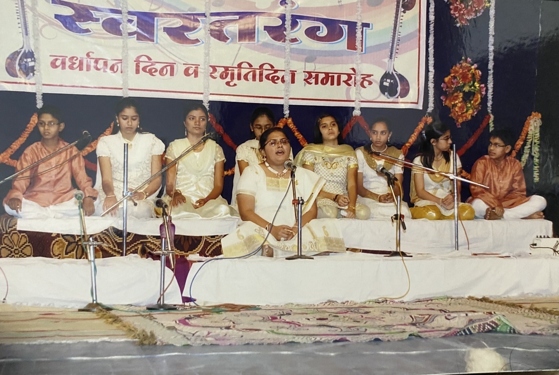 Students of Madhyama Purna with Resp. Amruta Khaty performing Raag Yaman and Kalyan for audience. 